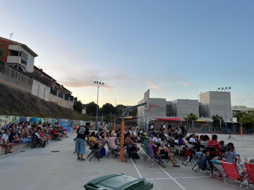 Cloem les activitats 'Can Morral en família', amb la sessió de cinema a la fresca al pati de l'Escola Josefina Ibáñez d'Abrera
