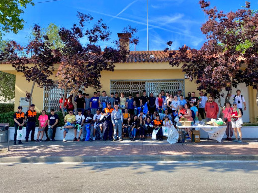 Més de 40 persones participen en la darrera jornada de neteja de l'entorn natural d'Abrera, dins les jornades 'Let's Clean Up Europe'