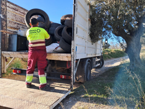 Siguem cívics i cuidem el nostre entorn! Detectem i reparem un nou acte d'incivisme en l'espai públic del nostre municipi. Abocament de residus