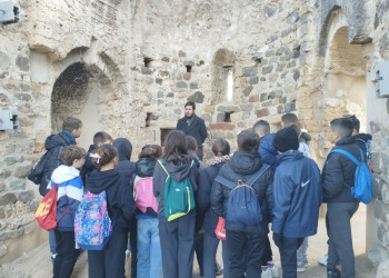 Continuem donant a conèixer a l'alumnat abrerenc els nostres elements patrimonials, amb visites dels grups de sisè de les escoles Josefina Ibáñez i Francesc Platón i Sartí al Castell de Voltrera d'Abrera. Escola Josefina Ibáñez