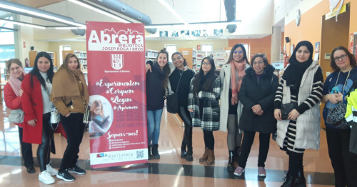 L'alumnat dels cursos del servei local de català d'Abrera, visiten la Biblioteca Josep Roca i Bros per conèixer l'equipament i tots els serveis que s'ofereixen