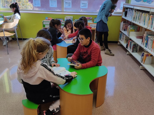 Els i les escolars del nostre municipi realitzen noves visites a la Biblioteca Josep Roca i Bros, per conèixer l'equipament i els seus serveis