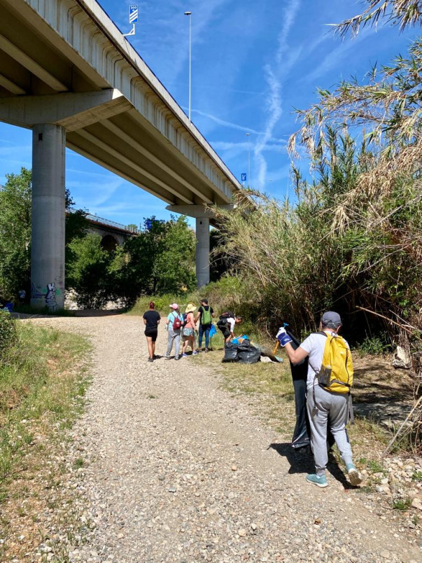 Més de 40 persones participen en la darrera jornada de neteja de l'entorn natural d'Abrera, dins les jornades 'Let's Clean Up Europe'