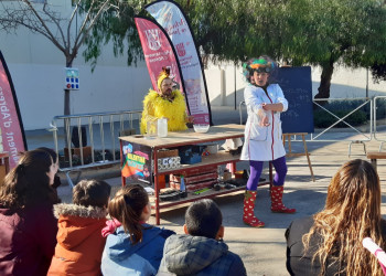 Commemorem el Dia Internacional de la Dona i la Nena en la Ciència, amb l’espectacle-taller de carrer “Experiència Quàntica"