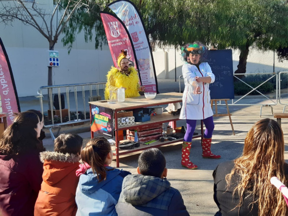 Commemorem el Dia Internacional de la Dona i la Nena en la Ciència, amb l’espectacle-taller de carrer “Experiència Quàntica