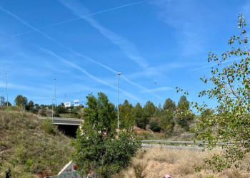 Més de 40 persones participen en la darrera jornada de neteja de l'entorn natural d'Abrera, dins les jornades 'Let's Clean Up Europe'