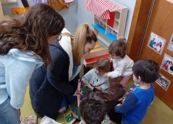 L'Escola Bressol Municipal Món Petit visita la Biblioteca Josep Roca i Bros pel foment de la lectura