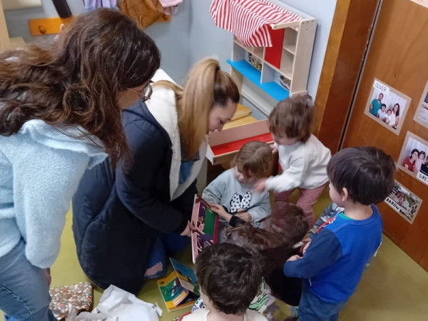 L'Escola Bressol Municipal Món Petit visita la Biblioteca Josep Roca i Bros pel foment de la lectura