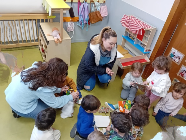 L'Escola Bressol Municipal Món Petit visita la Biblioteca Josep Roca i Bros pel foment de la lectura