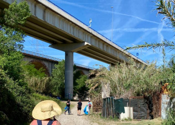 Més de 40 persones participen en la darrera jornada de neteja de l'entorn natural d'Abrera, dins les jornades 'Let's Clean Up Europe'