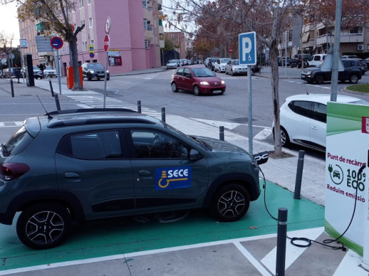 Abrera + Sostenible! Fem un ús responsable i cívic dels dos punts de recàrrega semiràpida de vehicles elèctrics instal·lats en el nucli urbà del nostre municipi