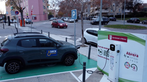 Abrera + Sostenible! Fem un ús responsable i cívic dels dos punts de recàrrega semiràpida de vehicles elèctrics instal·lats en el nucli urbà del nostre municipi