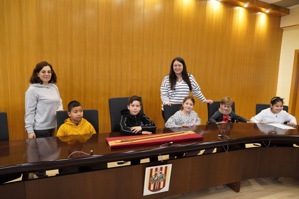 L'alumnat de tercer curs de l'Escola Francesc Platón i Sartí visita el consistori d'Abrera dins l'activitat 'El meu Ajuntament'. Moltes gràcies!