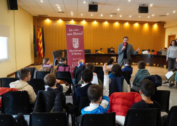 L'alumnat de tercer curs de l'Escola Francesc Platón i Sartí visita el consistori d'Abrera dins l'activitat 'El meu Ajuntament'. Moltes gràcies!