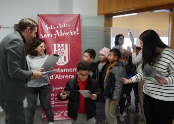 L'alumnat de tercer curs de l'Escola Francesc Platón i Sartí visita el consistori d'Abrera dins l'activitat 'El meu Ajuntament'. Moltes gràcies!