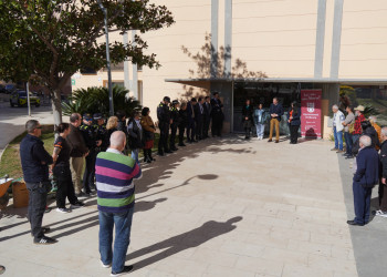 Minut de silenci davant l'Ajuntament d'Abrera pels dos guàrdies civils morts en acte de servei a Barbate (Cadis)