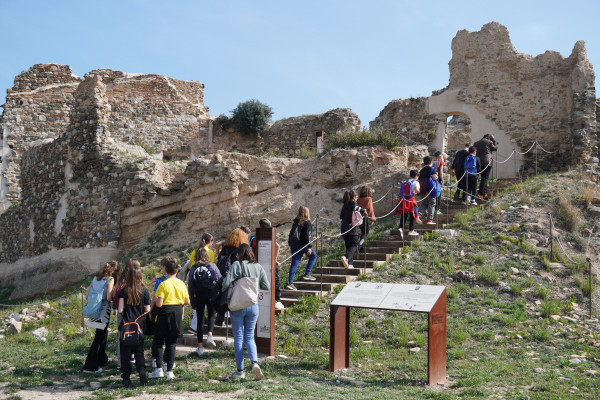 Continuem donant a conèixer a l'alumnat els nostres elements patrimonials, amb una visita del grup de sisè de l'Escola Josefina Ibáñez al Castell de Voltrera d'Abrera