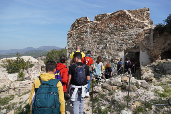 Continuem donant a conèixer a l'alumnat els nostres elements patrimonials, amb una visita del grup de sisè de l'Escola Josefina Ibáñez al Castell de Voltrera d'Abrera