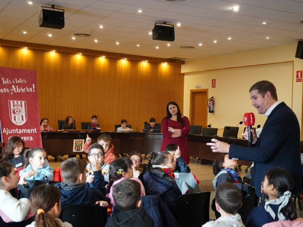 L'alumnat de tercer curs de l'Escola Francesc Platón i Sartí visita el consistori d'Abrera dins l'activitat 'El meu Ajuntament'. Moltes gràcies!