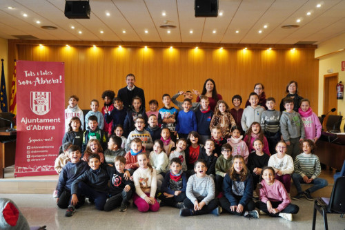 L'alumnat de tercer curs de l'Escola Francesc Platón i Sartí visita el consistori d'Abrera dins l'activitat 'El meu Ajuntament'. Moltes gràcies!