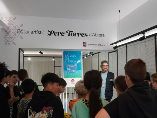 Les escoles abrerenques visiten l’exposició ‘La vida de l’aigua’ en el nou Espai Artístic Pere Torres d’Abrera