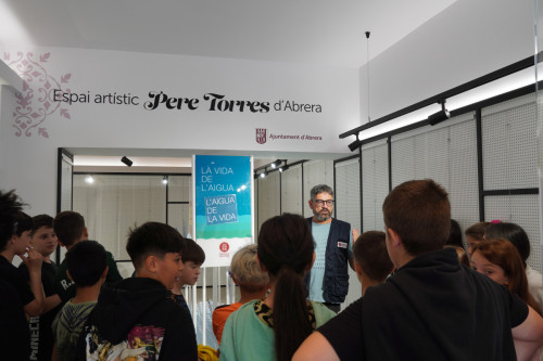 Les escoles abrerenques visiten l’exposició ‘La vida de l’aigua’ en el nou Espai Artístic Pere Torres d’Abrera