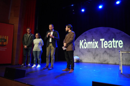 El diumenge 16 d’abril passat el Grup de Teatre Kòmix de La Garriga va obrir el 25è Concurs de Teatre Amateur Vila d’Abrera, amb l'obra 'A la lluna'