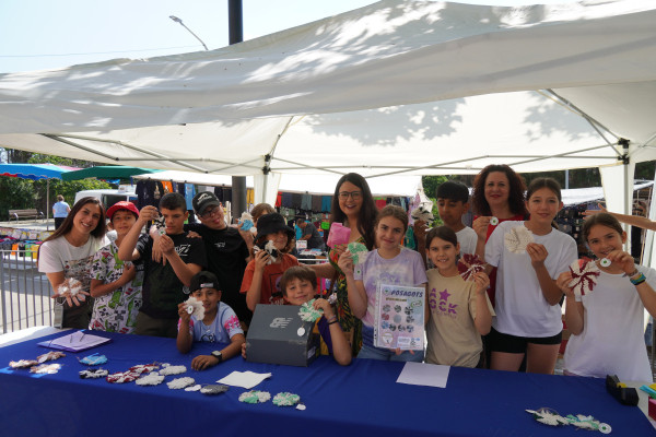 Abrera promou la cultura emprenedora amb el programa CuEmE. Les cooperatives de 5è de l’Escola Francesc Platón i Sartí venen els seus productes