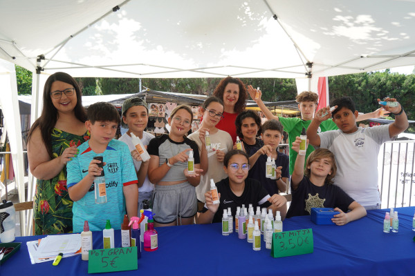 Abrera promou la cultura emprenedora amb el programa CuEmE. Les cooperatives de 5è de l’Escola Francesc Platón i Sartí venen els seus productes