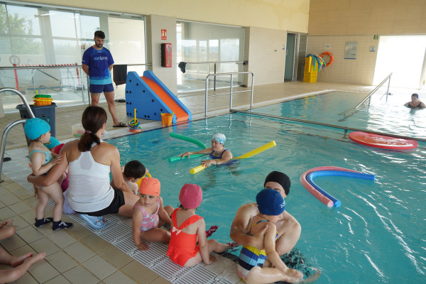 Gairebé 60 nens i nenes participen en el nou projecte de l’Escola Bressol Municipal Petit Món Aquàtic, en el Centre Aquàtic Municipal (CAM)