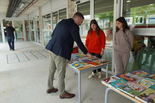 Els centres educatius abrerencs celebren la Diada de Sant Jordi amb Jocs Florals, activitats i la participació de les associacions de mares i pares.Escola Josefina Ibáñez