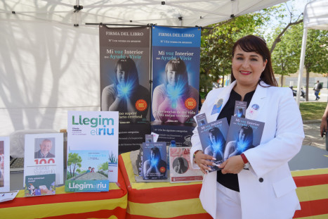 Èxit de participació a la IV Fira de Sant Jordi d'Abrera, amb parades de roses, llibres, autors/res locals, entitats, formacions polítiques, comerços i diferents activitats per a tothom