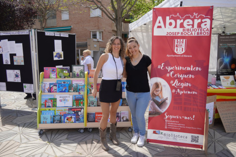 Èxit de participació a la IV Fira de Sant Jordi d'Abrera, amb parades de roses, llibres, autors/res locals, entitats, formacions polítiques, comerços i diferents activitats per a tothom