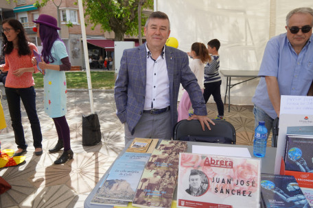 Èxit de participació a la IV Fira de Sant Jordi d'Abrera, amb parades de roses, llibres, autors/res locals, entitats, formacions polítiques, comerços i diferents activitats per a tothom