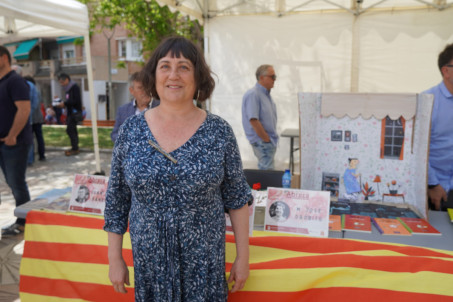 Èxit de participació a la IV Fira de Sant Jordi d'Abrera, amb parades de roses, llibres, autors/res locals, entitats, formacions polítiques, comerços i diferents activitats per a tothom