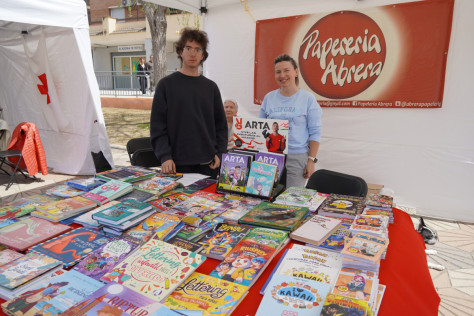 Èxit de participació a la IV Fira de Sant Jordi d'Abrera, amb parades de roses, llibres, autors/res locals, entitats, formacions polítiques, comerços i diferents activitats per a tothom