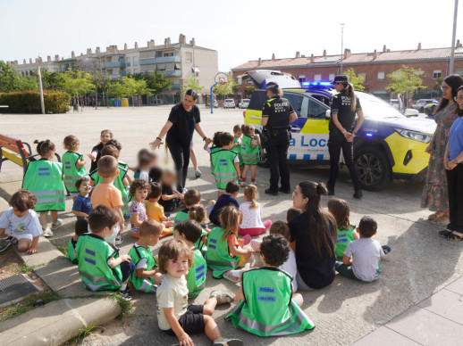 Les i els infants de l'Escola Bressol Municipal Món Petit reben la visita de la Policia Local amb l’activitat 'Policia Amiga'