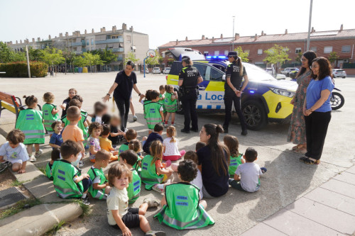 Les i els infants de l'Escola Bressol Municipal Món Petit reben la visita de la Policia Local amb l’activitat 'Policia Amiga'