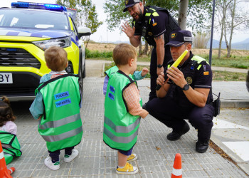 Els i les infants de l'Escola Bressol Municipal Món Petit i la llar d'infants Quitxalla reben la visita de la Policia Local amb l’activitat 'Policia Amiga'