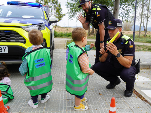 Els i les infants de l'Escola Bressol Municipal Món Petit i la llar d'infants Quitxalla reben la visita de la Policia Local amb l’activitat 'Policia Amiga'