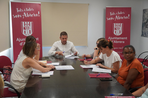 Signem un curs més els convenis per a la subvenció dels llibres de text i el material autoeditat amb les AFA i els equips directius dels centres escolars del nostre municipi