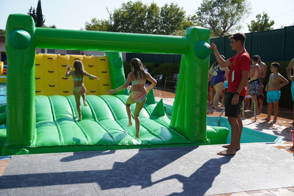 Èxit de la Festa de l'estiu a Abrera, amb inflables i jocs a la Piscina Municipal d'Estiu!