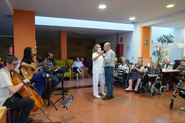 Felicitem la Residència de Gent Gran Canigó d'Abrera pel seu 25è aniversari i participem en la celebració