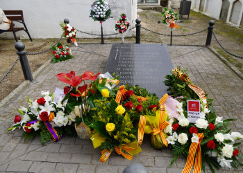 Assistim a l'homenatge a les persones afusellades l'any 1939 al Cementiri Vell d'Abrera