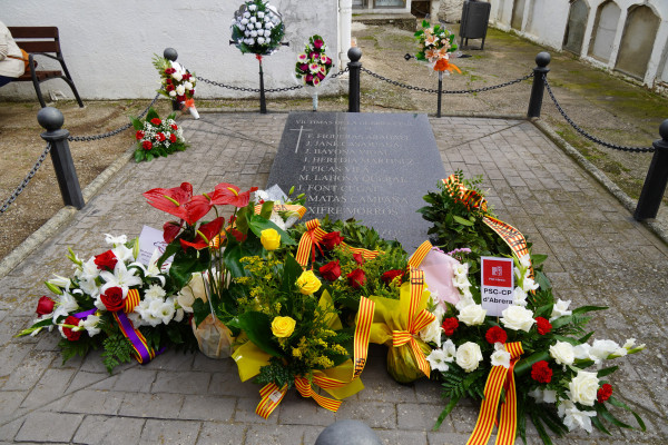 Assistim a l'homenatge a les persones afusellades l'any 1939 al Cementiri Vell d'Abrera