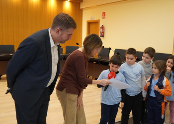 L'alumnat de tercer curs de l'Escola Josefina Ibáñez visita el consistori d'Abrera dins l'activitat 'El meu Ajuntament' aquest curs 2024-2025