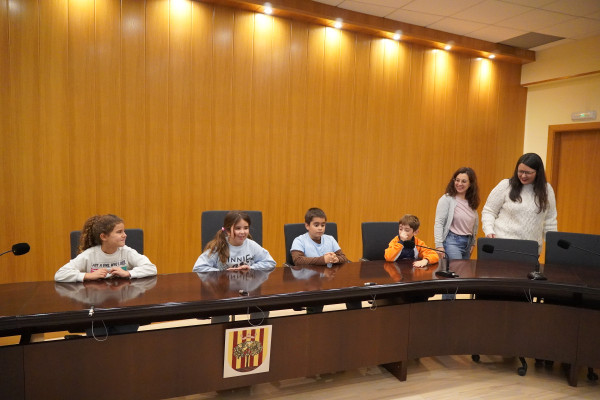 L'alumnat de tercer curs de l'Escola Josefina Ibáñez visita el consistori d'Abrera dins l'activitat 'El meu Ajuntament' aquest curs 2024-2025