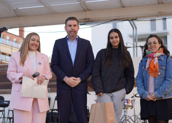 Èxit de participació a la Fira de Sant Jordi d'Abrera, amb parades de llibres,