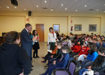 L'alumnat de tercer curs de l'Escola Francesc Platón i Sartí visita el consistori d'Abrera dins l'activitat 'El meu Ajuntament' aquest curs 2024-2025