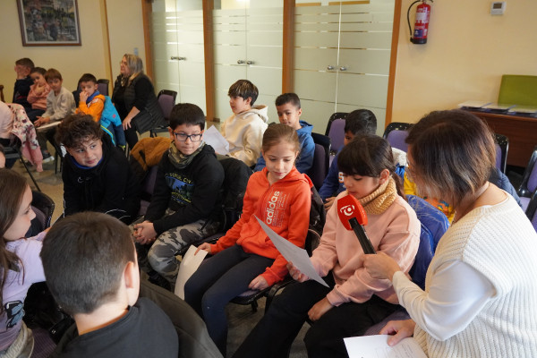 L'alumnat de tercer curs de l'Escola Francesc Platón i Sartí visita el consistori d'Abrera dins l'activitat 'El meu Ajuntament' aquest curs 2024-2025